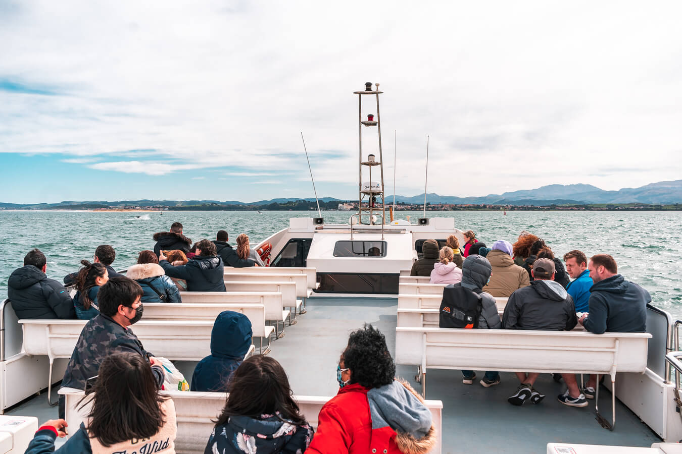 gente en el barco