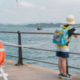 niño esperando un barco