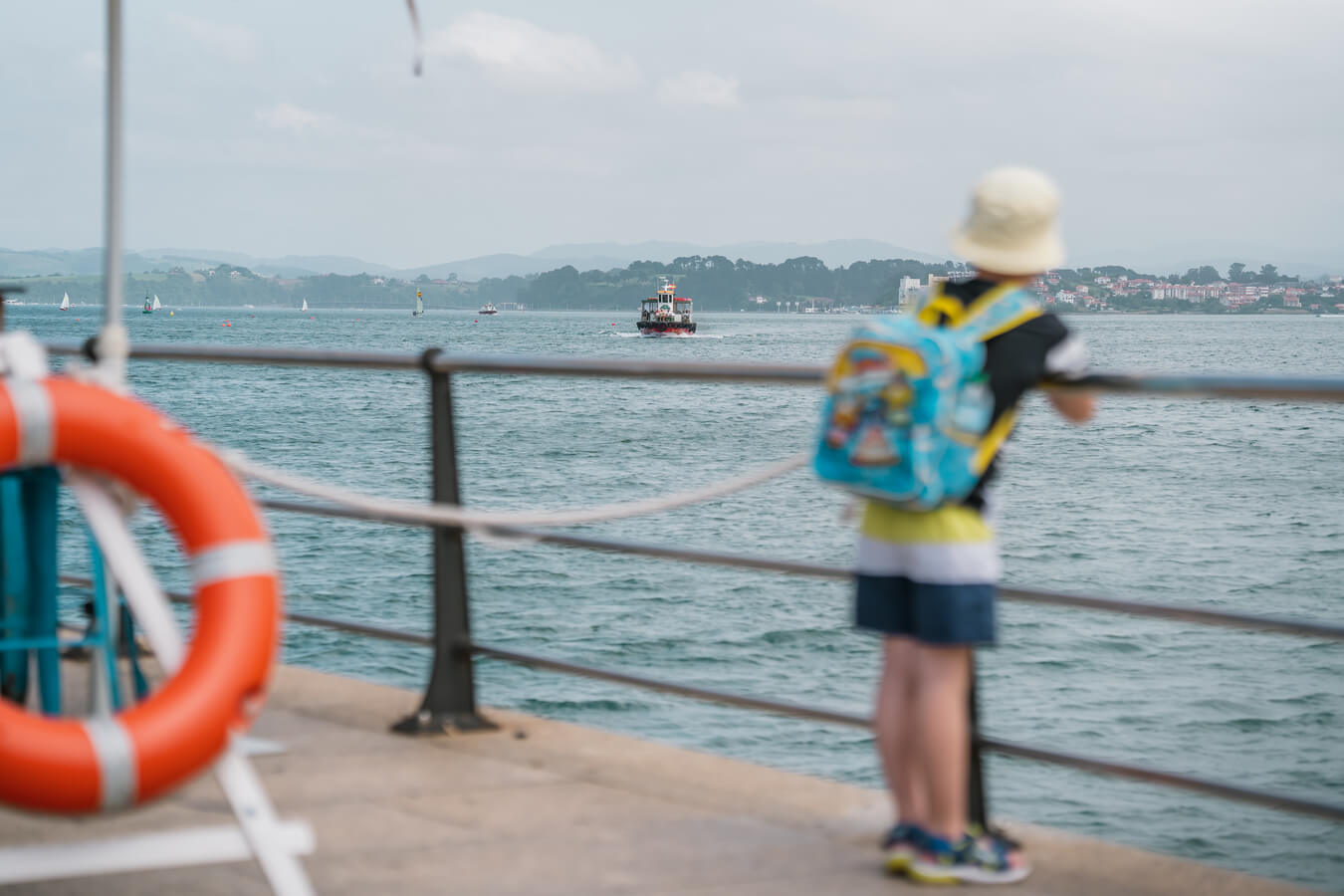 niño esperando un barco