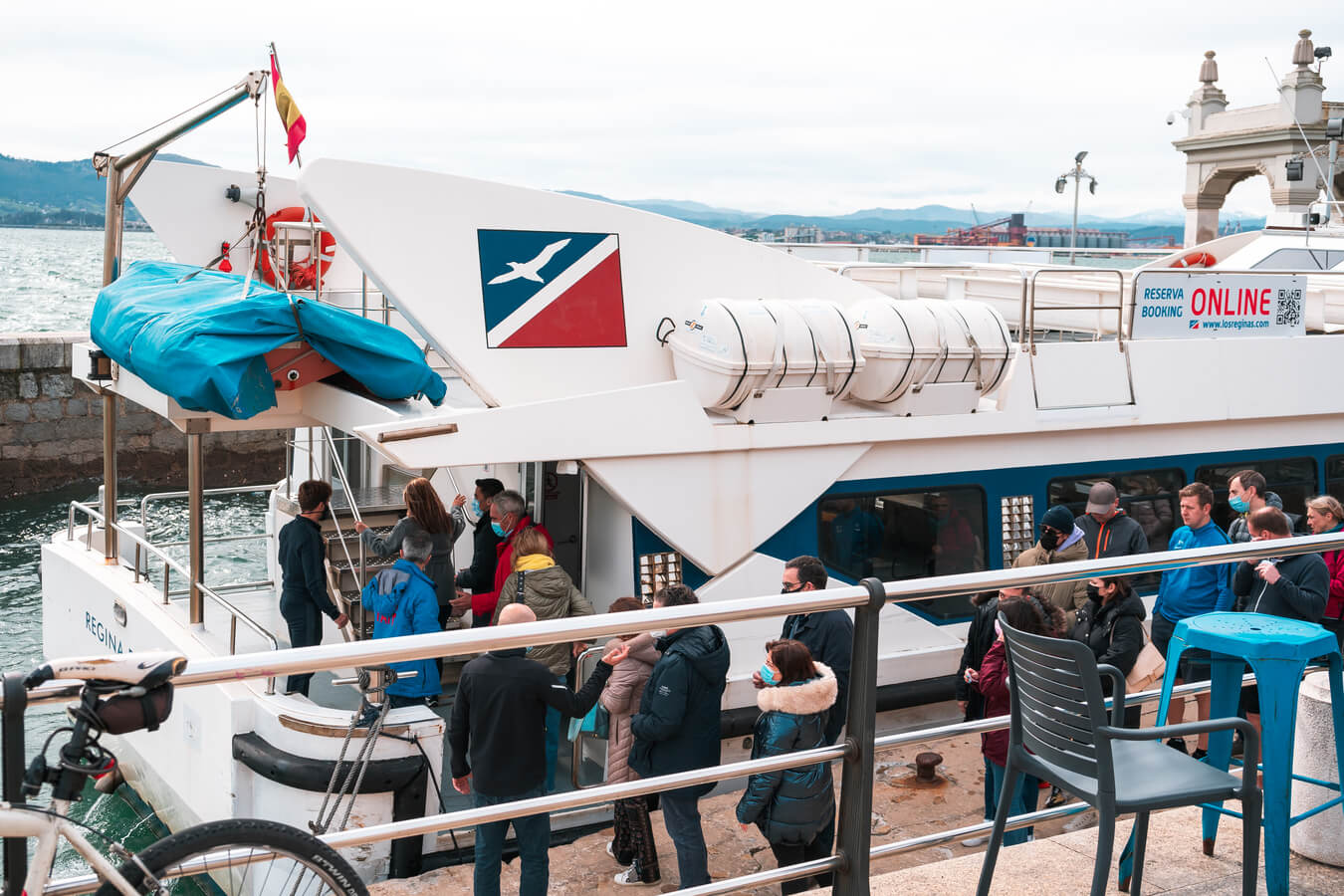 gente suviendo al barco