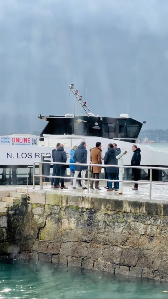 Gente_esperando_un_barco